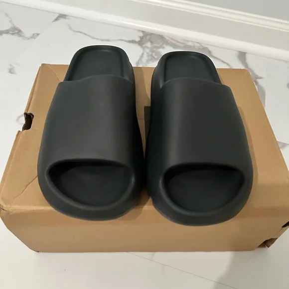 Adidas Yeezy Slides Size 8 - Picture 4 of 4